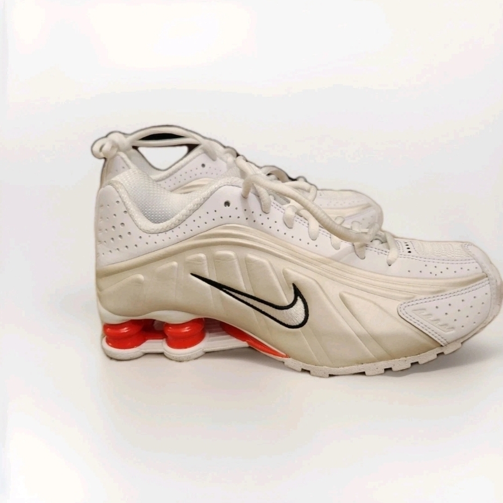 Nike White and Red Shox Size 6.5